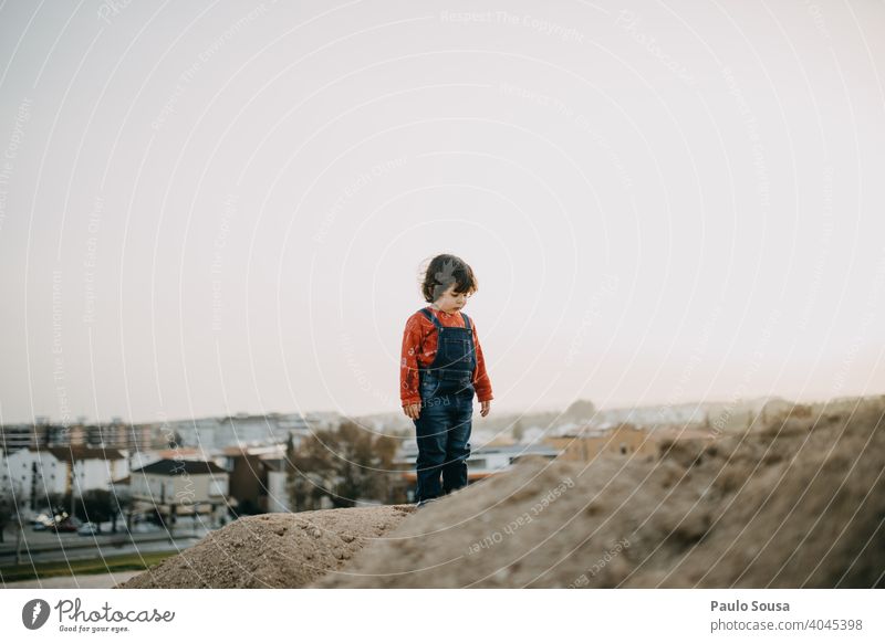 Kind spielt im Freien mit Sand Kindheit erkunden Mädchen 1-3 Jahre Kindheitserinnerung Natur Tag Freude Mensch Außenaufnahme Spielen Kleinkind Farbfoto