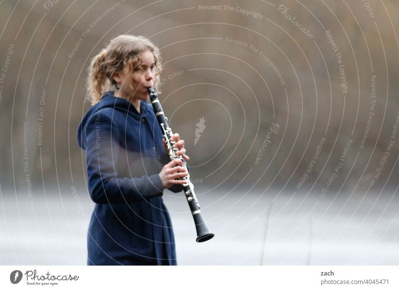 Morgenmelodie Frau Mädchen Junge Frau Musik Musiker Musiker u. Bands u. Komponisten Musikerin Musikinstrument musizieren Klarinette Klarinettist Klarinettistin