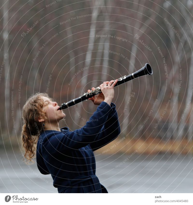 Morgenmelodie Frau Mädchen Junge Frau Musik Musiker Musiker u. Bands u. Komponisten Musikerin Musikinstrument musizieren Klarinette Klarinettist Klarinettistin