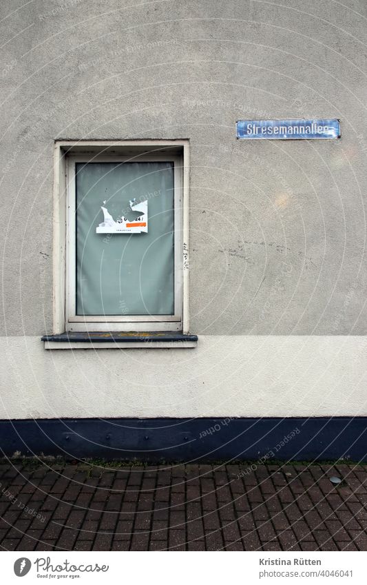 stresemannallee straßenschild an verlassenem bürogebäude straßenname fenster aufkleberreste abgerissen rollo fassade verblichen verwittert ehemalig leerstand