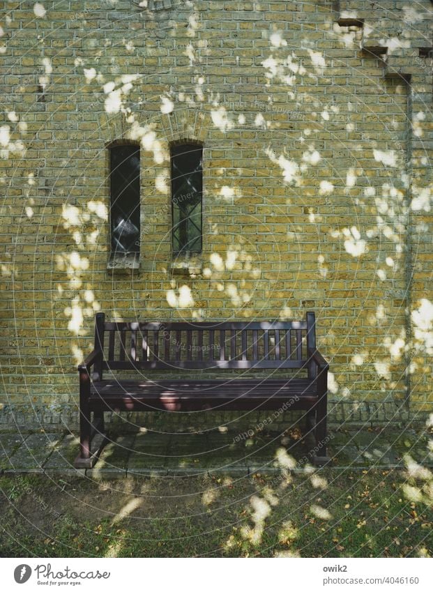 Punktesystem Bank Wand Fassade Haus Fenster Gedeckte Farben Außenaufnahme Farbfoto Detailaufnahme Menschenleer einfach rustikal Gebäude Friedhof