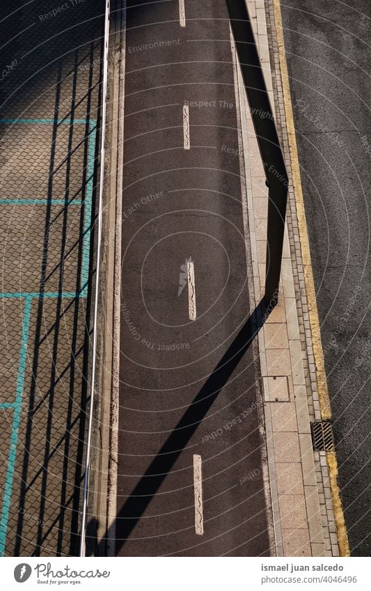 Radweg in der Stadt Fahrradweg Straße Asfaltstraße asfalt Straßenverkehr Verkehrswege Wege & Pfade Außenaufnahme Verkehrsschild Tag Schilder & Markierungen