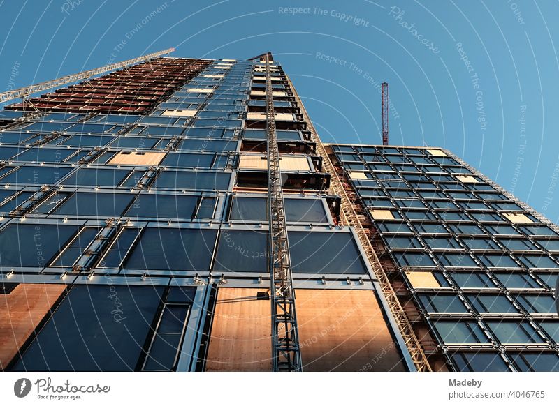 Umbau und Modernisierung eines Hochhaus der Siebziger Jahre am Grüneburgpark im Westend von Frankfurt am Main in Hessen architektur Wolkenkratzer Baustelle