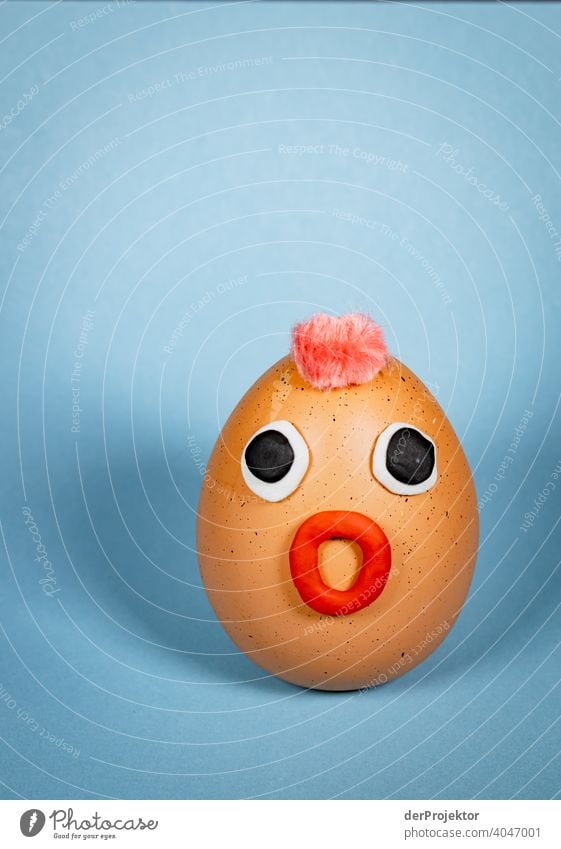 Erstauntes Osterei mit Punkfrisur und Augen und Mund aus Knete Ostern ostereier Ostermontag Ostergeschenk Osterwunsch osterwetter Ei Dekoration & Verzierung