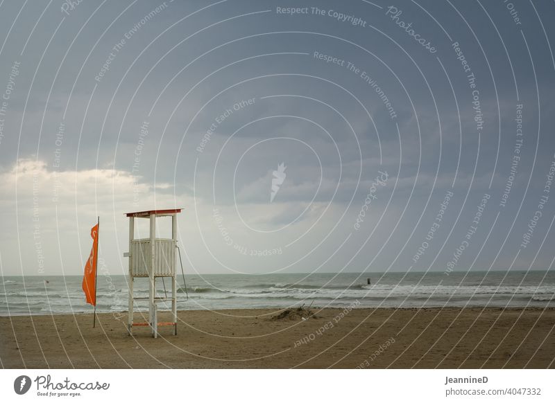 Herbststimmung, leerer Strand mit Bademeisterhaus am Meer mit Regenwolken Regentag Italien Menschenleer schlechtes Wetter Außenaufnahme nass Rimini Farbfoto