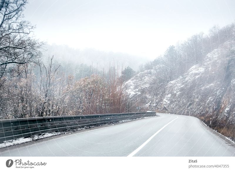 Bergstraße in der Slowakei zur Winterzeit Straße Berge u. Gebirge Slowakische Republik Weg Natur Nebel neblig kalt Einfrieren Schnee verschneite weiß Landkreis