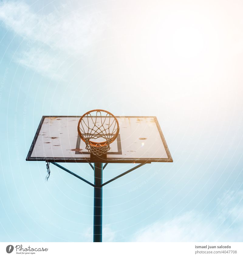 Straßen-Basketballkorb, Sportgeräte Reifen Korb Himmel blau Silhouette kreisen Netz spielen Spielen spielerisch alt Park Spielplatz im Freien sehr wenige Bilbao