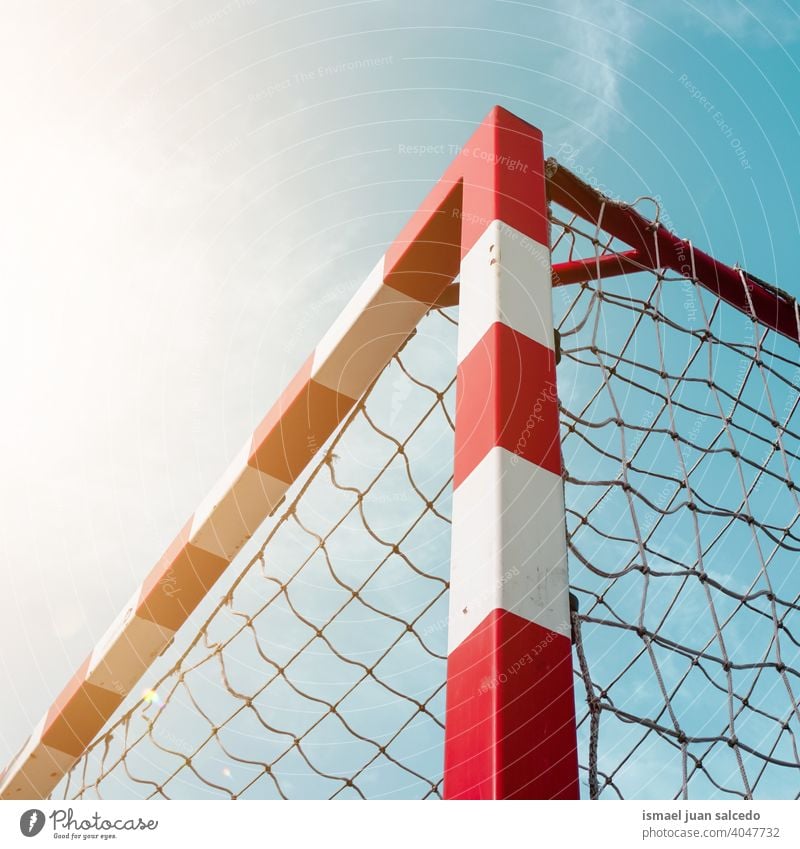 Straße Fußballtor Sportgeräte und blauer Himmel Tor Seil Netz Straßenfußball Feld Fußballfeld Gerät spielen Spielen Verlassen alt Park Spielplatz im Freien