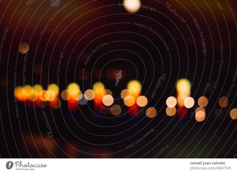 Bunte Straßenlaternen bei Nacht in der Stadt Lichter Farben farbenfroh Bokeh hell glänzend Unschärfe verschwommen defokussiert abstrakt Hintergrund mehrfarbig