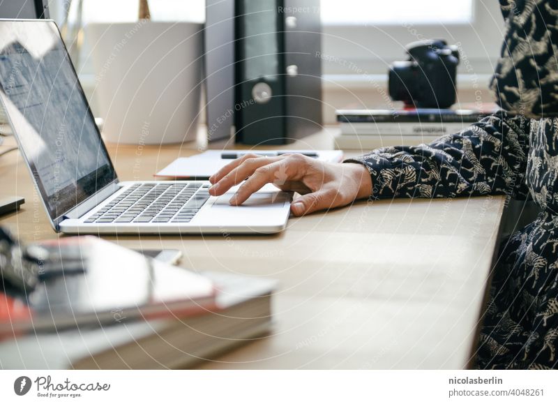 Büroarbeit, Frau arbeitet am Laptop Büroangestellte laptop Computer Ordner Ordnung Arbeit & Erwerbstätigkeit Arbeitsplatz Arbeitslosigkeit Hand online