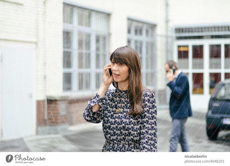 Business Frau telefoniert am Smartphone Kommunizieren Anruf lässig elegant Internet urban Sekretärin Drahtlos modern Job Mitteilung selbstbewusst Exekutive