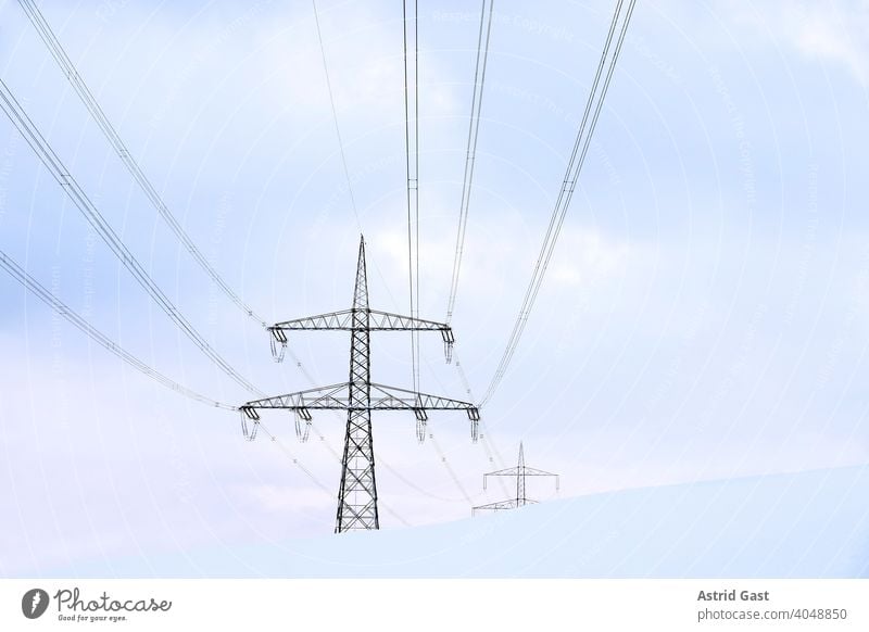 Freileitungsmasten in Deutschland im Winter im Schnee strommast freileitungsmast kabel stromkabel stromleitung stromgewinnung elektrik technik leitungen