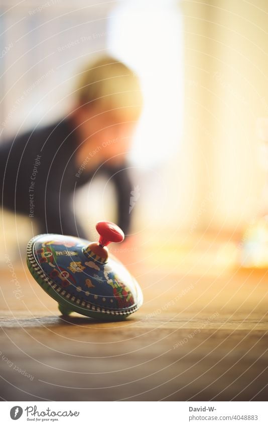 Spielzeug auf dem Boden - häuslich leben Kinderspielzeug Kindheit spielen Kinderzimmer Kreisel Junge zu Hause