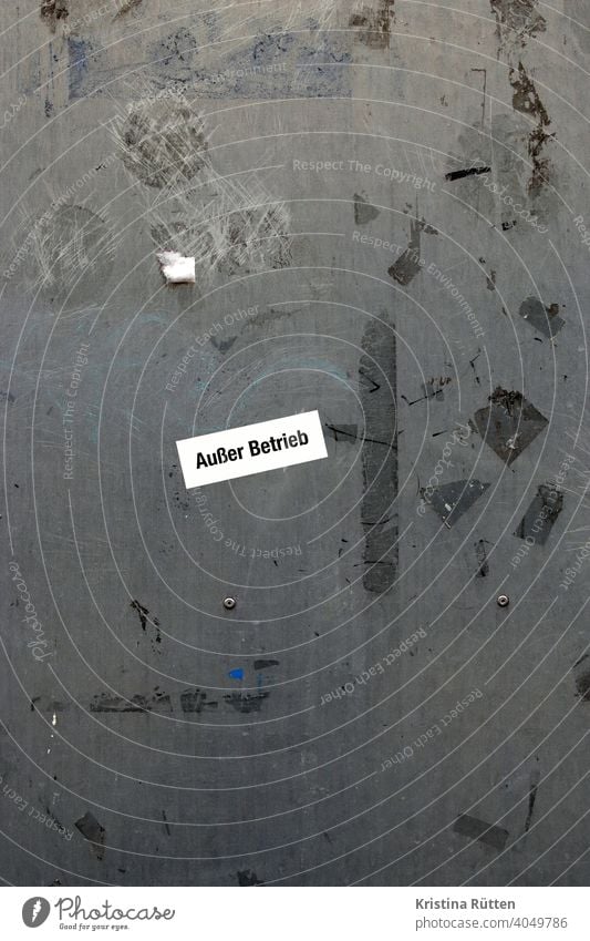 außer betrieb sticker klebt auf metall aufkleber hinweis aussage info feststellung statement streetart defekt kaputt geht nicht funktionsunfähig wand mauer