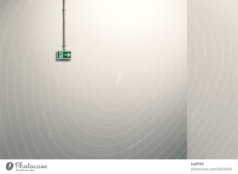 Notausgang Fluchtwegschild Warnschild minimalistisch Ausgang Pfeil Notfall Ausweg Schild Schriftzeichen Tür Signal exit fliehen feuerweg Rettung notweg