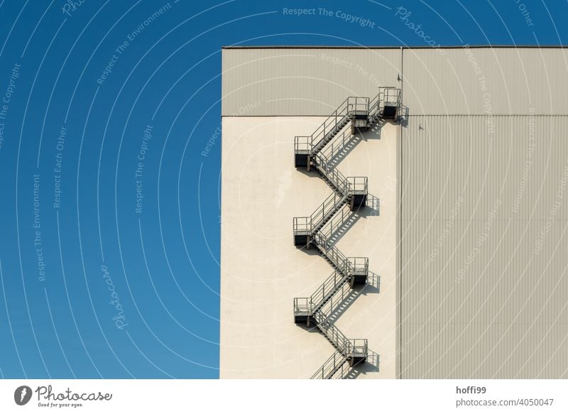 Aussentreppe im Hafen Treppe Notausgang Wendeltreppe Nottreppe Fabrik Fluchtweg Strukturen & Formen Lager industriell Fassade Wand Lagerhalle Architektur