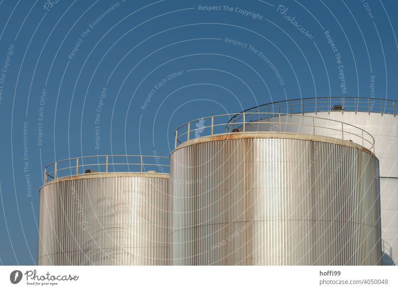 Öltanks im Hafen vor blauem Himmer Tank Energiewirtschaft Gastank Gasometer Industrieanlage Lager Rohstoffe & Kraftstoffe Erdöl Technik & Technologie Vorrat