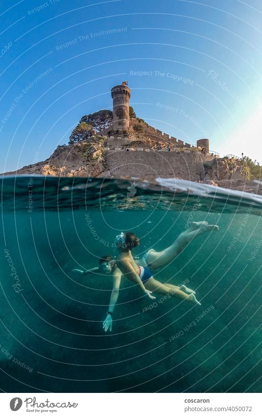 Mutter und Sohn beim Schnorcheln mit einer Burg im Hintergrund aktiv Apnoe Strand Junge Karibik Burg oder Schloss Kind Kindheit niedlich Sinkflug Taucher