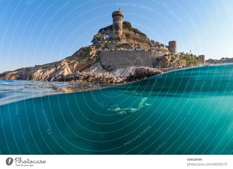 Kleiner Junge beim Schnorcheln mit einer Burg im Hintergrund aktiv Apnoe Strand Karibik Burg oder Schloss Kind Kindheit niedlich Sinkflug Taucher genießend