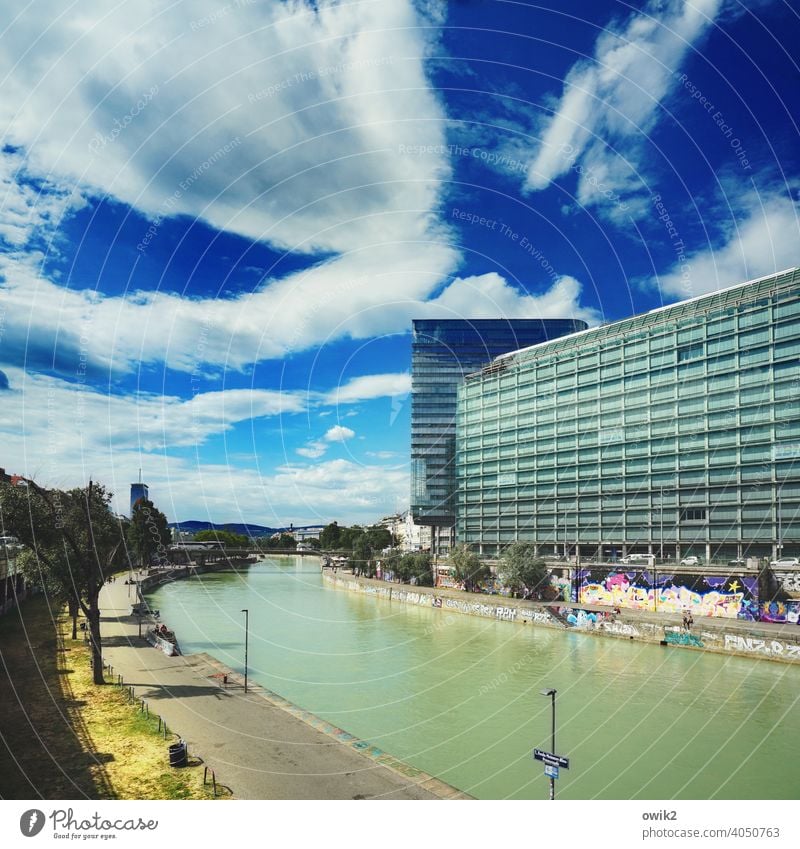 Wien bleibt Wien Aussicht Gebäude Haus Stadt Farbfoto Architektur Licht Bauwerk Wand Fassade eckig Großstadt Hauptstadt Österreich hell einfach