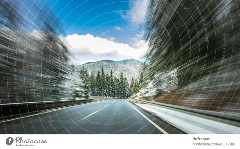 Zoomeffekt, Alpenstraße Geschwindigkeit Straße Langzeitbelichtung Verkehr Autobahn Verkehrswege PKW Verkehrsmittel Bewegungsunschärfe Fahrzeug Personenverkehr