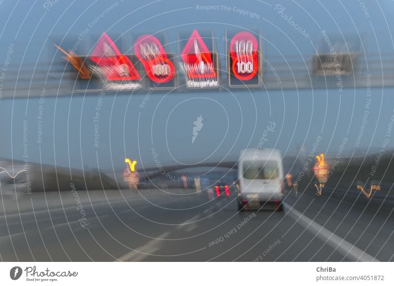 Schilder zeigen Staugefahr auf der abendlichen Autobahn an lzb lichter Schilder & Markierungen Warnung Warnhinweis Hinweisschild Warnschild Farbfoto