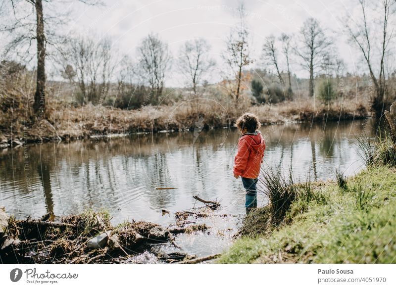 Nettes Mädchen am Flussufer Kind Kindheit 1-3 Jahre Farbfoto Kaukasier Natur authentisch Glück Freude Außenaufnahme Spielen Fröhlichkeit Mensch Leben Tag