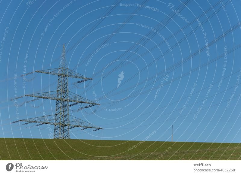 Überlandleitung Hochspannungs Strom Mast Gittermast vor blauem Himmel Strommast Hochspannungsleitung Hochspannungsmast Hochspannungskabel Hochspannungsmasten