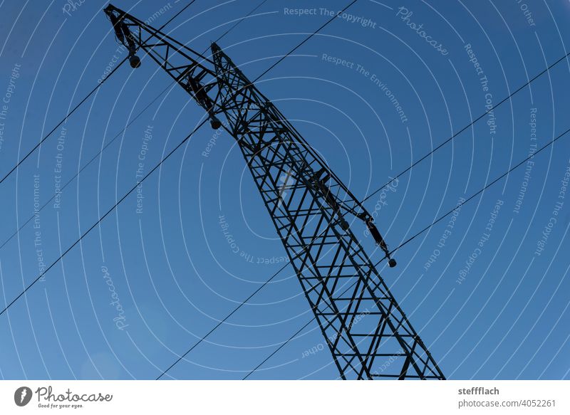 Überlandleitung Hochspannungs Strom Mast Gittermast vor blauem Himmel Strommast Hochspannungsleitung Hochspannungsmast Hochspannungskabel Hochspannungsmasten