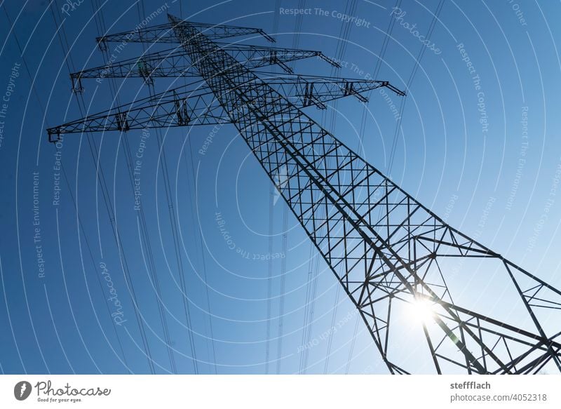 Überlandleitung Hochspannungs Strom Mast Gittermast vor blauem Himmel Strommast Hochspannungsleitung Hochspannungsmast Hochspannungskabel Hochspannungsmasten