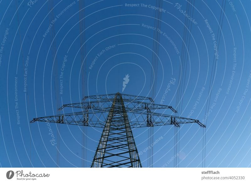 Überlandleitung Hochspannungs Strom Mast Gittermast vor blauem Himmel Strommast Hochspannungsleitung Hochspannungsmast Hochspannungskabel Hochspannungsmasten