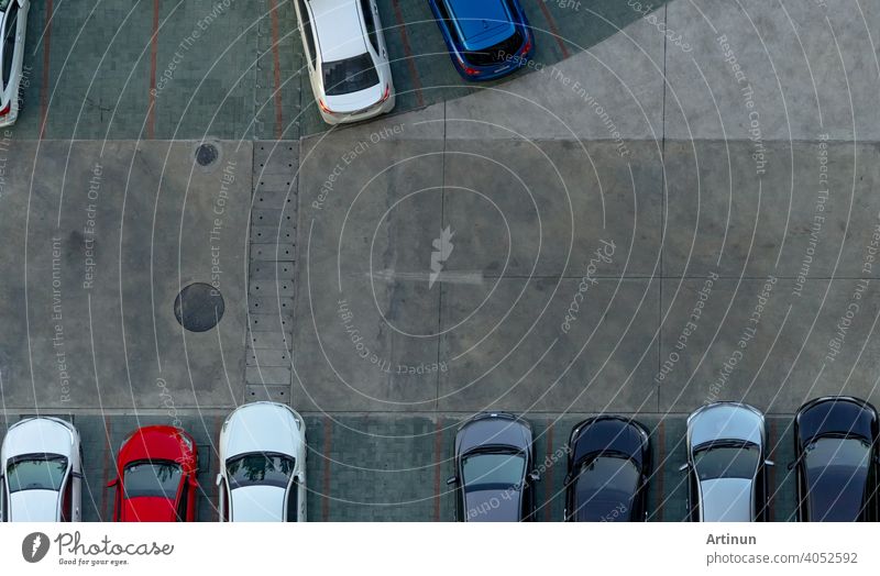 Draufsicht Beton-Autoparkplatz. Luftaufnahme von Auto geparkt auf Parkplatz der Wohnung. Außenparkplatz mit leerem Platz. Einweg-Verkehrszeichen auf Straße. Oben Ansicht außerhalb Auto-Parkplatz.