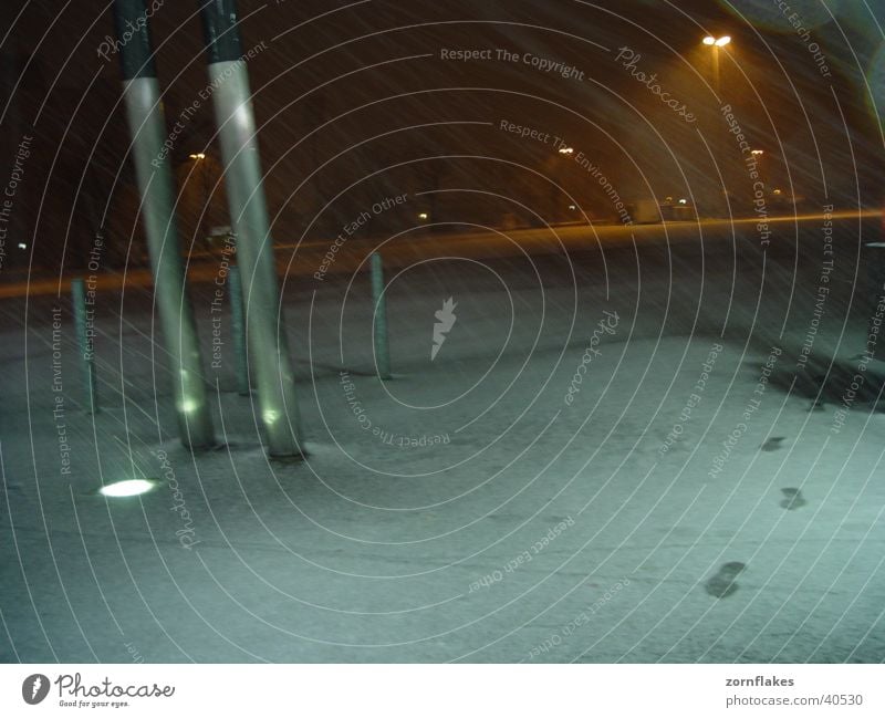 Letzter Schnee Fußspur Neonlicht Platz Verkehr Wind