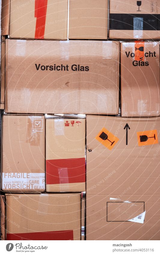 Stapel von Pappkartons - Vorsicht Glas! Zerbrechlich! Karton Kartons Kartonstapel Verpackung Verpackungsmaterial Innenaufnahme menschenleer Umzug Umzugskartons