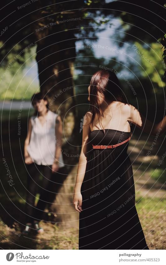 Meine Freundin gibt mir Rückhalt Mensch feminin Junge Frau Jugendliche Erwachsene Leben Körper 2 18-30 Jahre Natur Pflanze Sommer Schönes Wetter Baum Gras Park