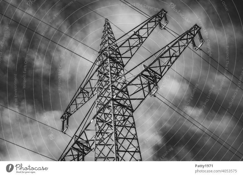 Strommast vor dramatischem Wolkenhimmel s/w Aufnahme Elektrizität Energiewirtschaft Himmel Kabel Industrie Hochspannungsleitung Technik & Technologie Leitung