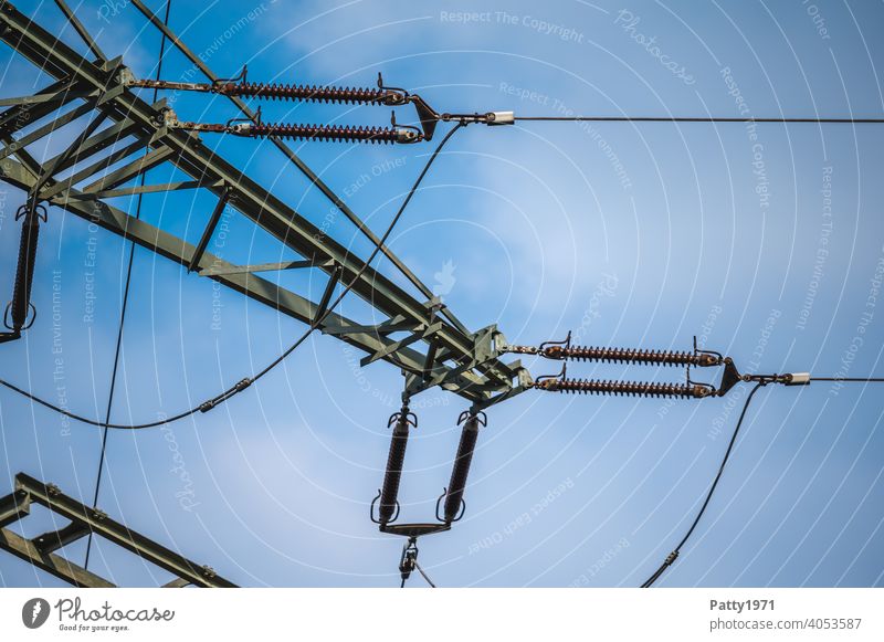 Strommast Detailaufnahme Elektrizität Energiewirtschaft Leitung Kabel Technik & Technologie Hochspannungsleitung Industrie Außenaufnahme Draht Himmel