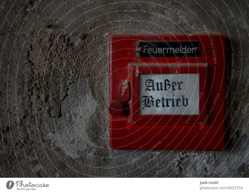 Feuermelder außer Betrieb rot Wand Sicherheit Zahn der Zeit kaputt Alarm Hinweisschild Wort Typographie Schilder & Markierungen retro alt Design