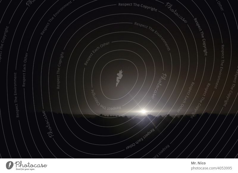 Leuchtturm bei Nacht Licht dunkel Nachthimmel Lichterscheinung leuchten schwarz Sicherheit Einsamkeit Abend Nebel Küstennebel Orientierung Ruhe Düster mystisch