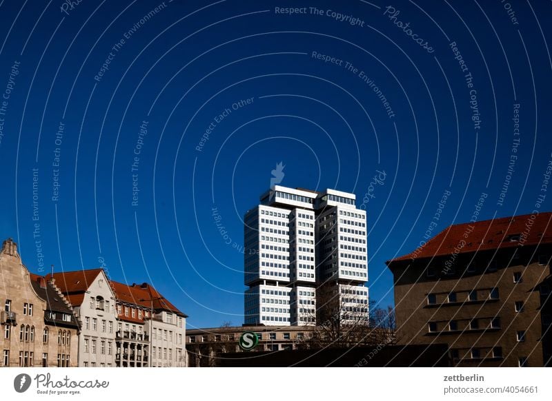 Silbernes Hochhaus unter blauem Himmel (Silberturm am Hohenzollerndamm) berlin stadt hauptstadt hochhaus neubau neibaublock wohnen wohngebiet innenstadt