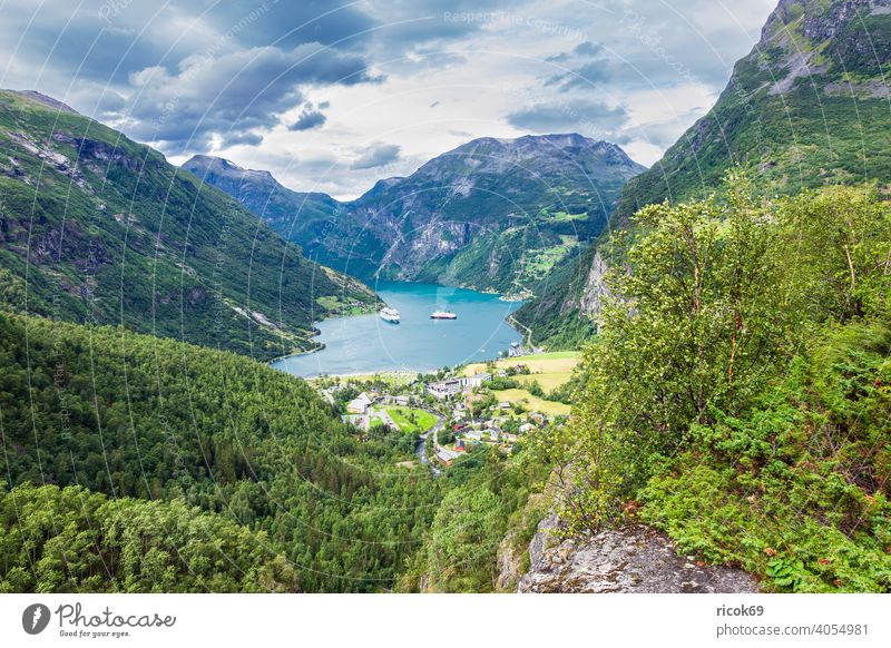 Blick auf Geiranger und den Geirangerfjord in Norwegen. Fjord Ort Hafen Boot Schiff Gebäude Architektur Kreuzfahrtschiff Berg Felsen Baum Møre og Romsdal Urlaub