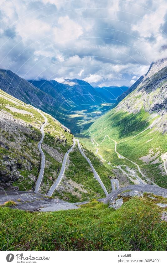 Die Straße Trollstigen in Norwegen Berg Gebirge Møre og Romsdal Haarnadelkurve Serpentine Sommer Urlaub Landschaft Natur Reiseziel Berge Tal Sehenswürdigkeit