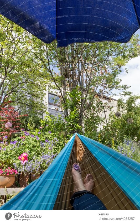 corona thoughts / auch dieses Jahr wieder Urlaub Zuhause im Garten in der Hängematte mit blauem Sonnenschirm Füße Erholung Beine Ferien & Urlaub & Reisen