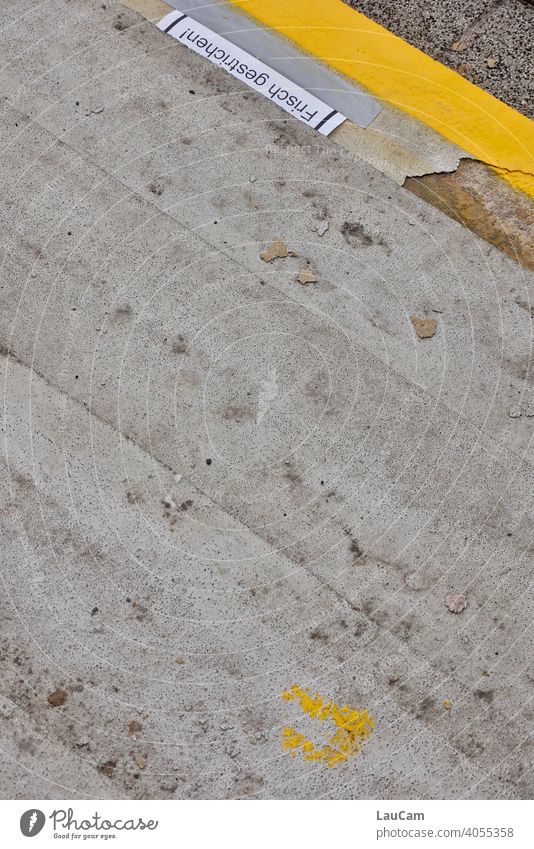 Graue Steintreppe mit frisch gestrichener Stufenkante und Warnung "Frisch gestrichen" Treppe gelb grau stufen Farbe Außenaufnahme Stufenordnung Detailaufnahme