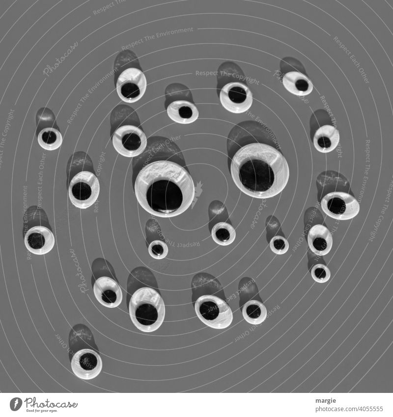Viele Augen mit Schatten auf grauen Hintergrund Hintergrund neutral Tag Innenaufnahme Licht viele Sammlung Farbfoto Menschenleer Detailaufnahme Gedeckte Farben