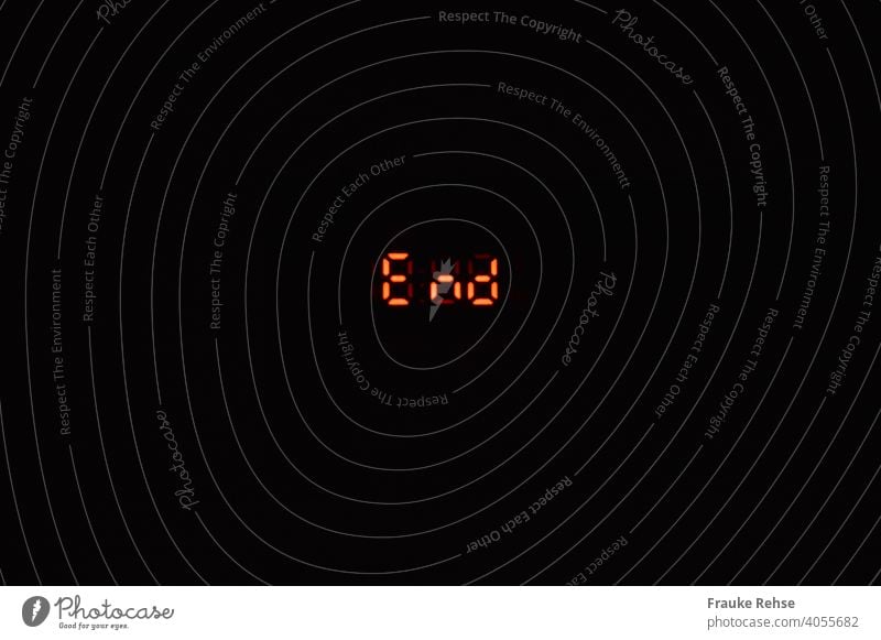 "End" in roter Leuchtschrift vor schwarzem Hintergrund Ende Stopp Fertig orange Schriftzug leuchten aufleuchten Buchstaben Schriftzeichen Hinweis Zeichen