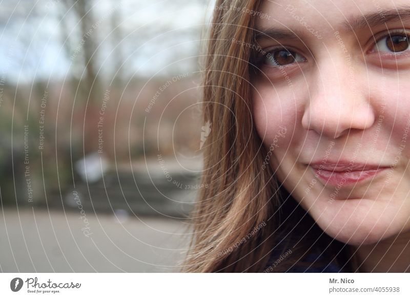 grinselächeln Frau feminin Gesicht Kopf Lippen Auge Mund Lächeln selbstbewußt Sympathie Warmherzigkeit Zufriedenheit Glück Optimismus Hälfte Gesichtsausdruck