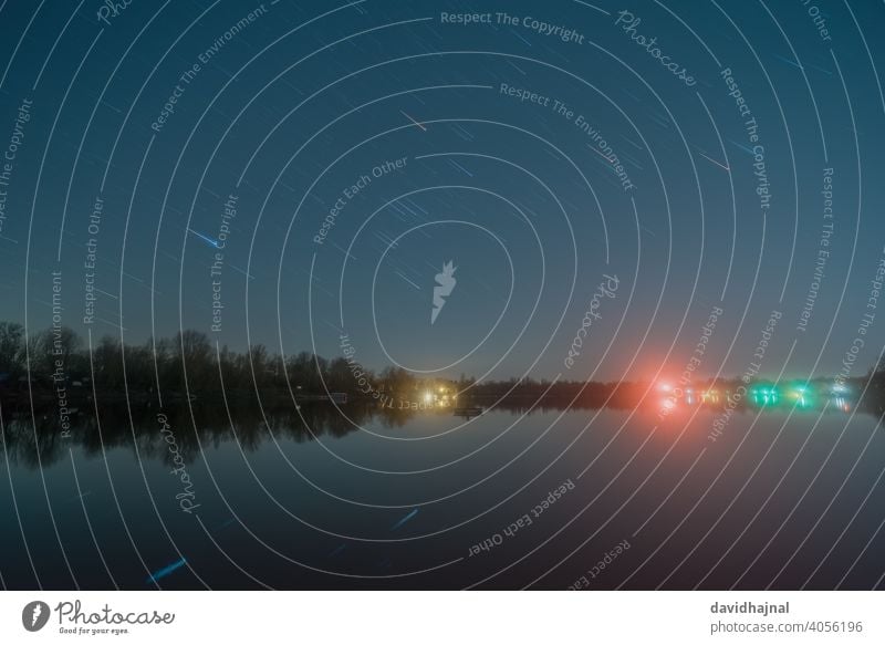 Sternspuren des Orions über dem Kiefweiher bei Ludwigshafen. Sternenpfad Sternenspuren Nachlauf Wanderwege Orionnebel Emissionsnebel Sirius betelgeuse