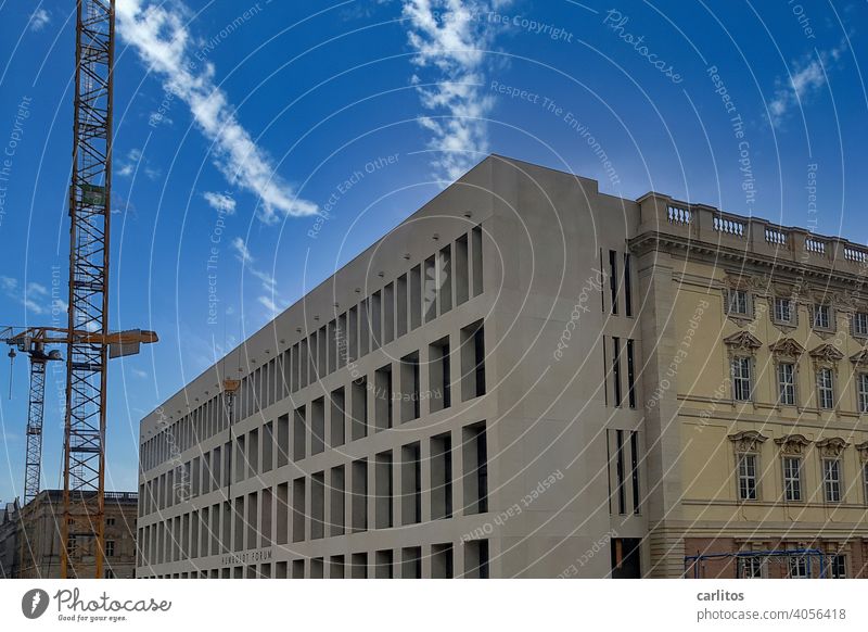 Berlin | Humboldt Forum | Berliner Schloss Deutschland Hauptstadt Kultur Wissenschaft Architektur Sehenswürdigkeit Berlin-Mitte Stadtzentrum Kran Baustelle