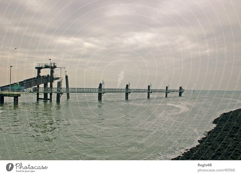 Bedrohliche Stimmung auf Borkum Anlegestelle Wolken bedrohlich schlechtes Wetter Nordsee Insel Himmel bedecken